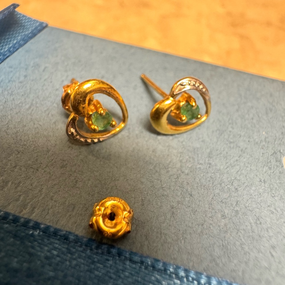 Elegant K18 Japan Gold with Emerald Stud Earrings